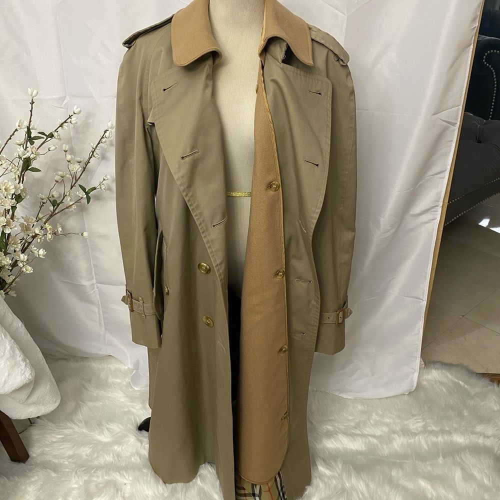 Burberrys London Vintage Camel Tan Trench
Coat Tan Wool Liner